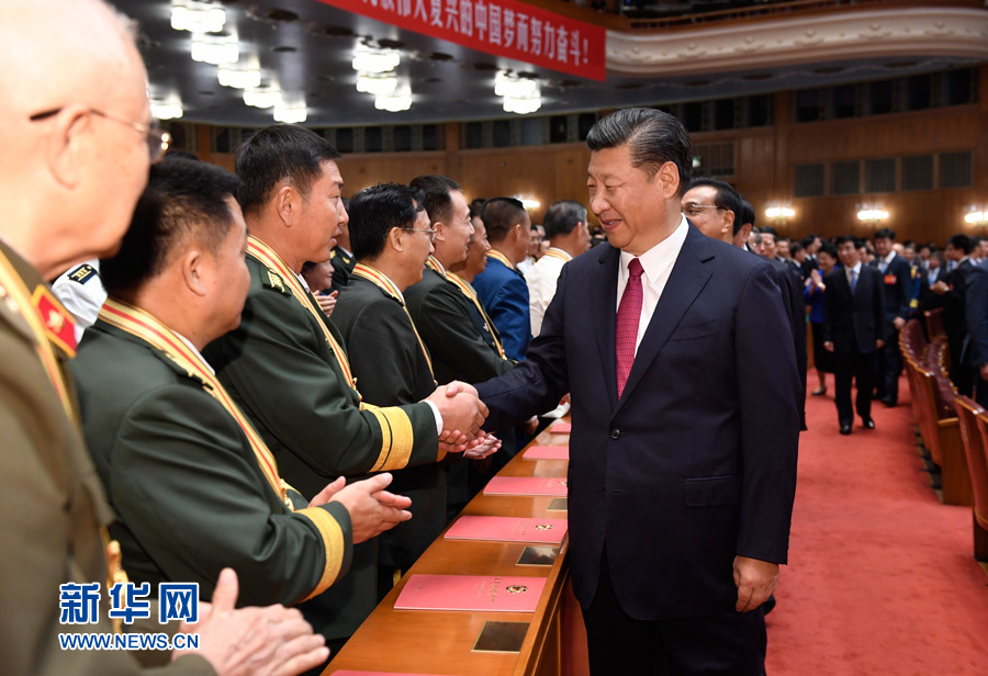 7月28日，慶祝中國(guó)人民解放軍建軍90周年文藝晚會(huì)《在黨的旗幟下》在北京人民大會(huì)堂舉行。中共中央總書(shū)記、國(guó)家主席、中央軍委主席習(xí)近平和李克強(qiáng)、張德江、俞正聲、劉云山、王岐山、張高麗等黨和國(guó)家領(lǐng)導(dǎo)人，與首都3000多名各界群眾一起觀看演出。演出開(kāi)始前，習(xí)近平等與老戰(zhàn)士、老同志代表和“八一勛章”獲得者親切握手。新華社記者 李學(xué)仁 攝