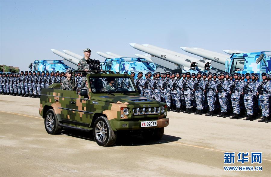 7月30日上午，慶祝中國人民解放軍建軍90周年閱兵在朱日和聯(lián)合訓(xùn)練基地隆重舉行。中共中央總書記、國家主席、中央軍委主席習(xí)近平檢閱部隊并發(fā)表重要講話。這是習(xí)近平乘車檢閱部隊。新華社記者 李濤 攝