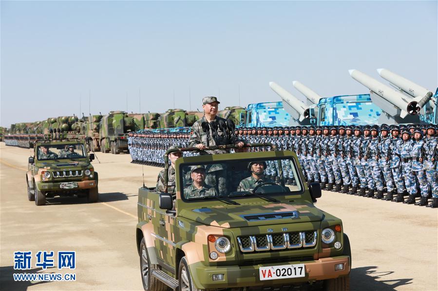 7月30日上午，慶祝中國人民解放軍建軍90周年閱兵在朱日和聯(lián)合訓(xùn)練基地隆重舉行。中共中央總書記、國家主席、中央軍委主席習(xí)近平檢閱部隊并發(fā)表重要講話。這是習(xí)近平乘車檢閱部隊。新華社記者 李剛 攝