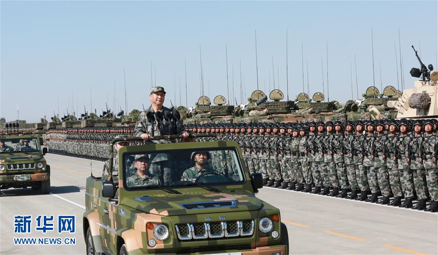 7月30日上午，慶祝中國人民解放軍建軍90周年閱兵在朱日和聯(lián)合訓(xùn)練基地隆重舉行。中共中央總書記、國家主席、中央軍委主席習(xí)近平檢閱部隊并發(fā)表重要講話。這是習(xí)近平乘車檢閱部隊。新華社記者 李剛 攝