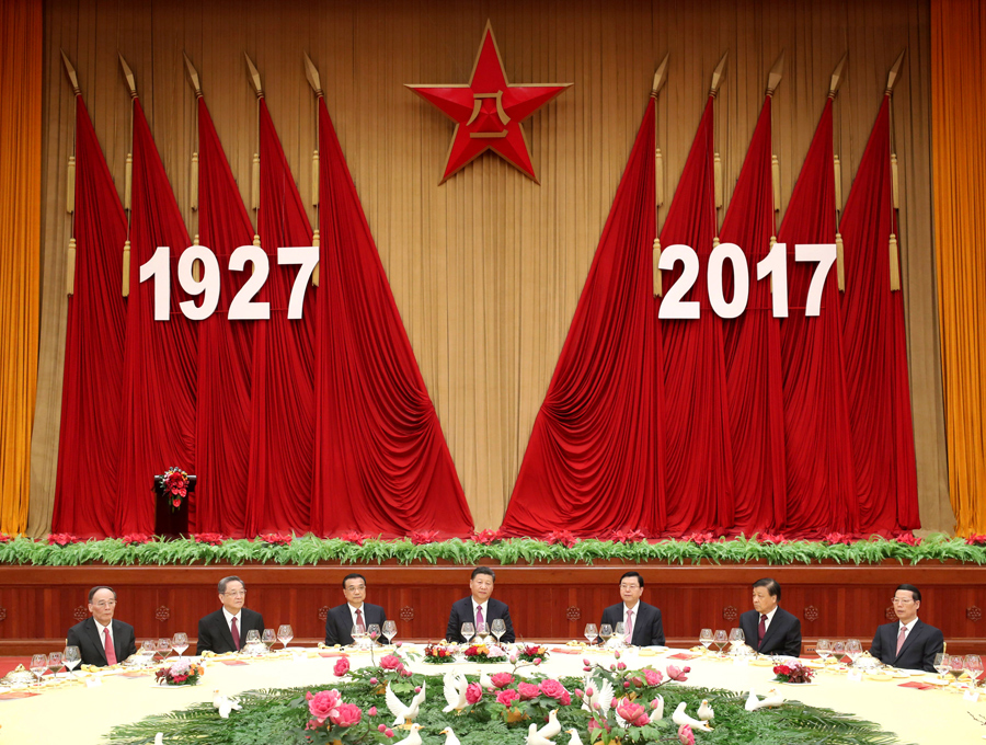 7月31日，中華人民共和國(guó)國(guó)防部在北京人民大會(huì)堂舉行盛大招待會(huì)，熱烈慶祝中國(guó)人民解放軍建軍90周年。中共中央總書(shū)記、國(guó)家主席、中央軍委主席習(xí)近平和李克強(qiáng)、張德江、俞正聲、劉云山、王岐山、張高麗等黨和國(guó)家領(lǐng)導(dǎo)人出席招待會(huì)。新華社記者 鞠鵬 攝
