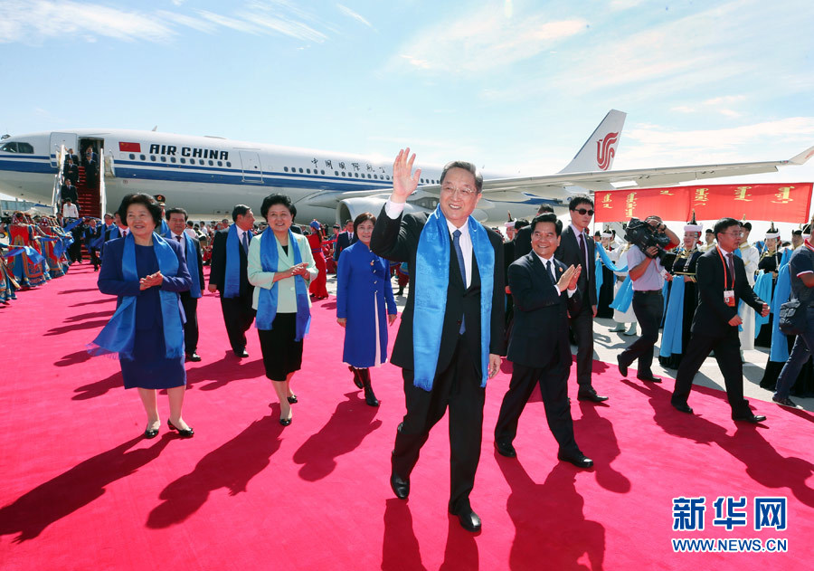 8月7日，以中共中央政治局常委、全國政協(xié)主席俞正聲為團長的中央代表團飛抵呼和浩特，出席內(nèi)蒙古自治區(qū)成立70周年慶?；顒?。中央代表團在機場受到內(nèi)蒙古各族群眾的熱烈歡迎。新華社記者 姚大偉 攝