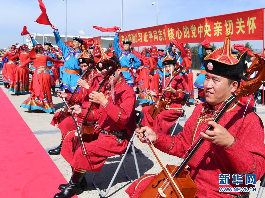 8月7日，以中共中央政治局常委、全國政協(xié)主席俞正聲為團長的中央代表團飛抵呼和浩特，出席內(nèi)蒙古自治區(qū)成立70周年慶祝活動。中央代表團在機場受到內(nèi)蒙古各族群眾的熱烈歡迎。新華社記者 張領 攝
