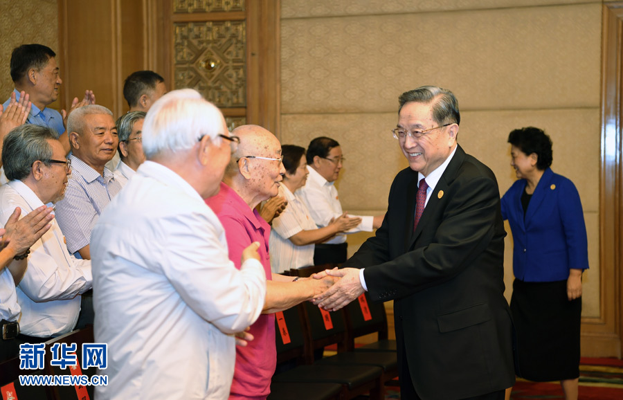 8月7日，中共中央政治局常委、全國政協(xié)主席、中央代表團團長俞正聲在內蒙古新城賓館會見內蒙古自治區(qū)離退休老同志和各族各界群眾代表，并與他們合影留念。新華社記者 張領 攝