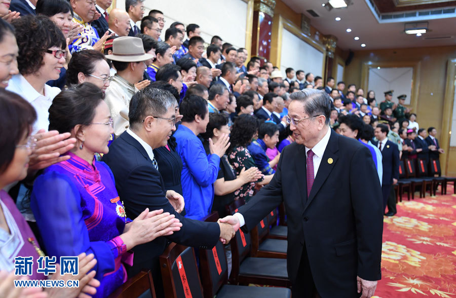8月7日，中共中央政治局常委、全國政協(xié)主席、中央代表團團長俞正聲在內蒙古新城賓館會見內蒙古自治區(qū)離退休老同志和各族各界群眾代表，并與他們合影留念。新華社記者 張領 攝