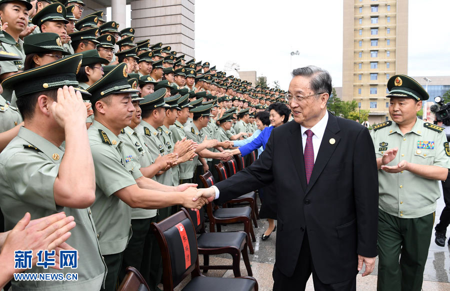 8月7日，中共中央政治局常委、全國政協(xié)主席、中央代表團(tuán)團(tuán)長俞正聲率代表團(tuán)部分成員分別赴內(nèi)蒙古軍區(qū)、武警內(nèi)蒙古總隊、武警內(nèi)蒙古森林總隊慰問，并會見自治區(qū)政法干警代表。這是俞正聲會見武警內(nèi)蒙古總隊官兵。新華社記者 張領(lǐng) 攝
