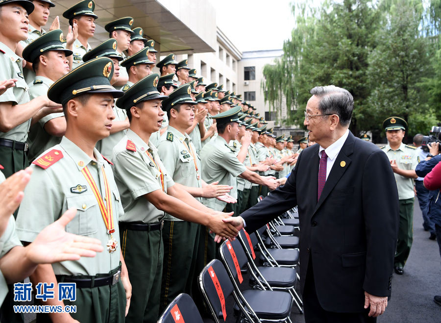 8月7日，中共中央政治局常委、全國政協(xié)主席、中央代表團(tuán)團(tuán)長俞正聲率代表團(tuán)部分成員分別赴內(nèi)蒙古軍區(qū)、武警內(nèi)蒙古總隊、武警內(nèi)蒙古森林總隊慰問，并會見自治區(qū)政法干警代表。這是俞正聲會見武警內(nèi)蒙古森林總隊官兵。新華社記者 張領(lǐng) 攝