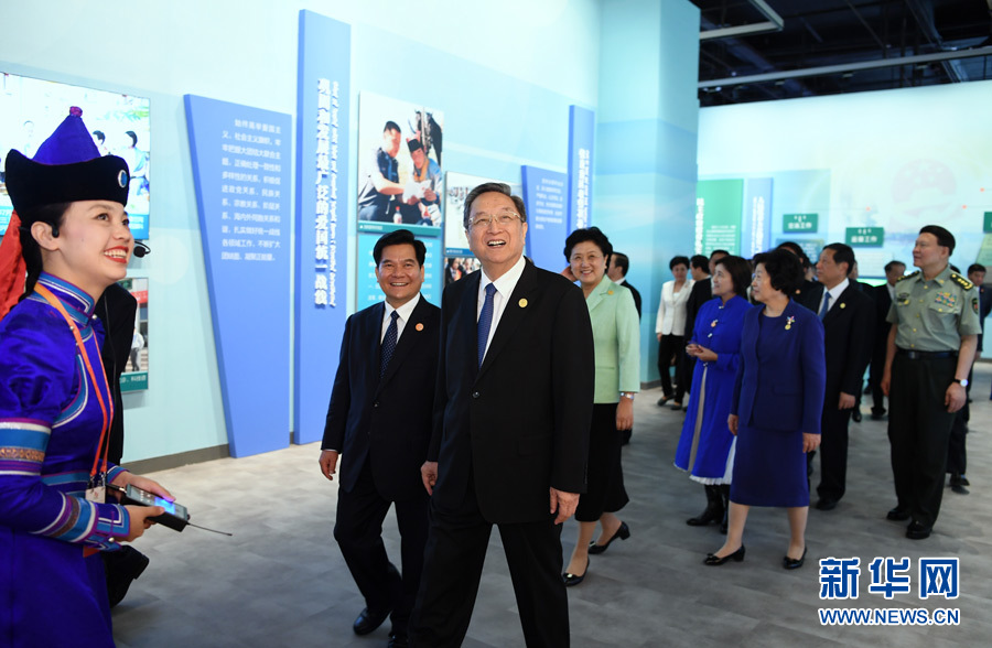 8月7日，中共中央政治局常委、全國政協(xié)主席、中央代表團(tuán)團(tuán)長俞正聲率代表團(tuán)全體成員來到內(nèi)蒙古展覽館，參觀《守望相助團(tuán)結(jié)奮斗——慶祝內(nèi)蒙古自治區(qū)成立70周年展覽》。 新華社記者 張領(lǐng) 攝
