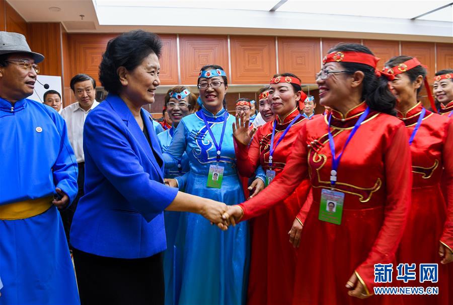 8月9日，中共中央政治局委員、國(guó)務(wù)院副總理、中央代表團(tuán)副團(tuán)長(zhǎng)劉延?xùn)|率中央代表團(tuán)二分團(tuán)到赤峰看望慰問各族干部群眾。這是劉延?xùn)|在赤峰市群眾藝術(shù)館和群眾親切交談。新華社記者 連振 攝