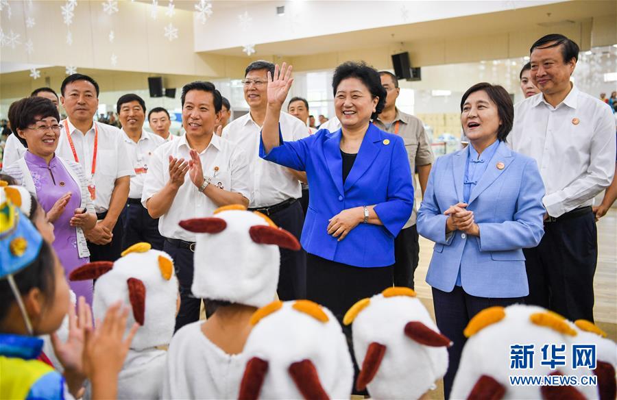 8月9日，中共中央政治局委員、國(guó)務(wù)院副總理、中央代表團(tuán)副團(tuán)長(zhǎng)劉延?xùn)|率中央代表團(tuán)二分團(tuán)到赤峰看望慰問各族干部群眾。這是劉延?xùn)|在赤峰市青少年宮與青少年熱烈互動(dòng)。新華社記者 連振 攝