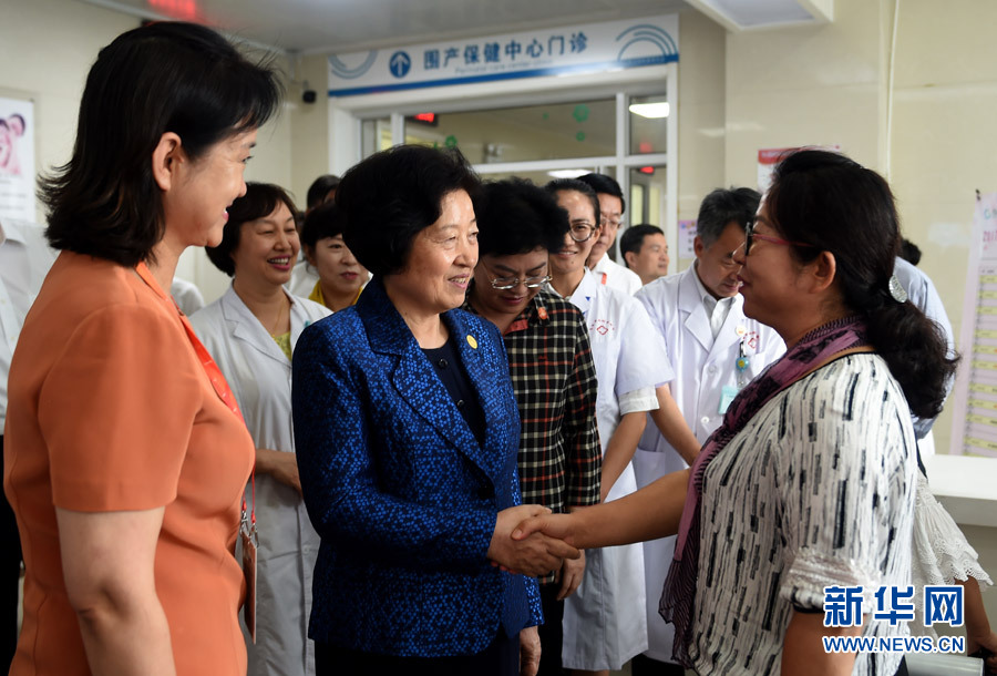 8月9日，中共中央政治局委員、中央統(tǒng)戰(zhàn)部部長、中央代表團副團長孫春蘭率中央代表團三分團，先后赴內(nèi)蒙古自治區(qū)烏海市、阿拉善盟看望各族干部群眾。這是孫春蘭在烏海市婦兒醫(yī)療預防保健中心同患者親切交談。新華社記者 任軍川 攝
