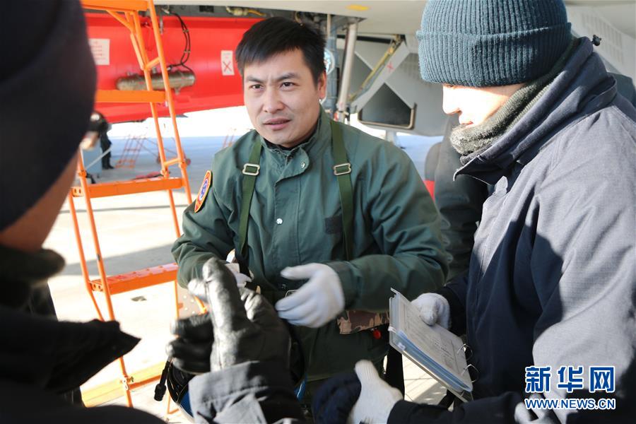 （建軍90周年·英雄·圖文互動）（2）聽，渤海灣有風(fēng)吹過來——追記海軍某艦載航空兵部隊(duì)一級飛行員張超