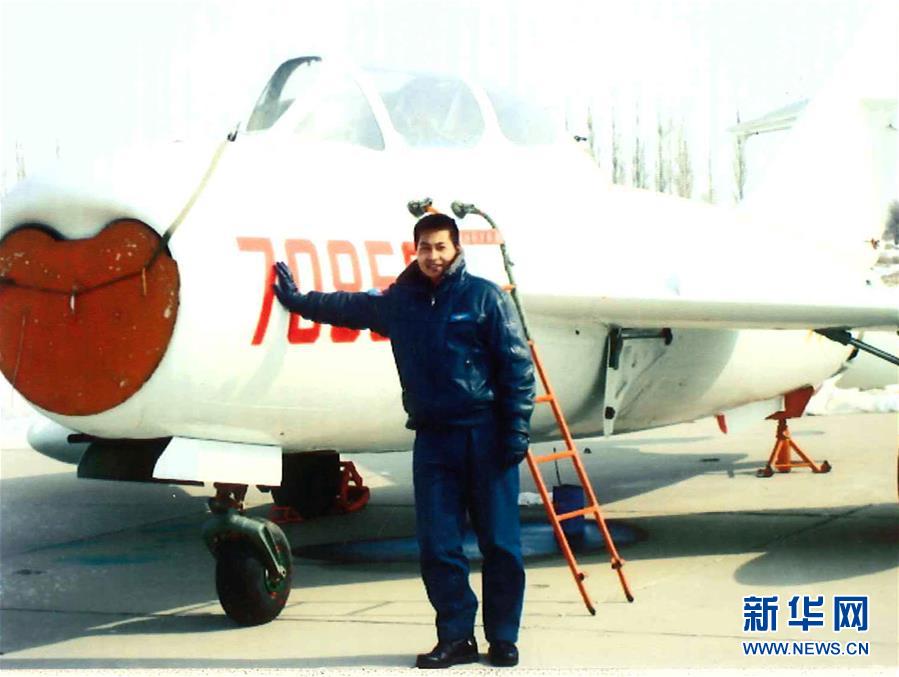 （建軍90周年·英雄·圖文互動）（3）聽，渤海灣有風(fēng)吹過來——追記海軍某艦載航空兵部隊(duì)一級飛行員張超