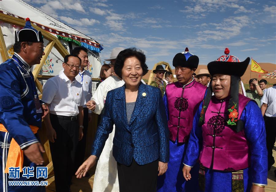 8月10日，中共中央政治局委員、中央統(tǒng)戰(zhàn)部部長、中央代表團副團長孫春蘭率中央代表團三分團繼續(xù)在內(nèi)蒙古自治區(qū)阿拉善盟看望慰問，把以習(xí)近平同志為核心的黨中央的親切關(guān)懷和全國各族人民的美好祝福帶給阿拉善各族各界干部群眾。這是孫春蘭在牧民張輝生（右二）家了解生產(chǎn)生活情況。新華社記者 任軍川 攝