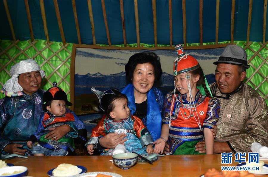 8月11日，帶著以習(xí)近平同志為核心的黨中央的親切關(guān)懷和全國(guó)各族人民的美好祝福，中共中央政治局委員、中央統(tǒng)戰(zhàn)部部長(zhǎng)、中央代表團(tuán)副團(tuán)長(zhǎng)孫春蘭率中央代表團(tuán)三分團(tuán)在錫林郭勒盟看望各族干部群眾，共同慶祝內(nèi)蒙古自治區(qū)成立70周年。這是孫春蘭在錫林浩特市寶力根蘇木牧民巴·巴特爾（右一）家中看望。新華社記者 任軍川 攝