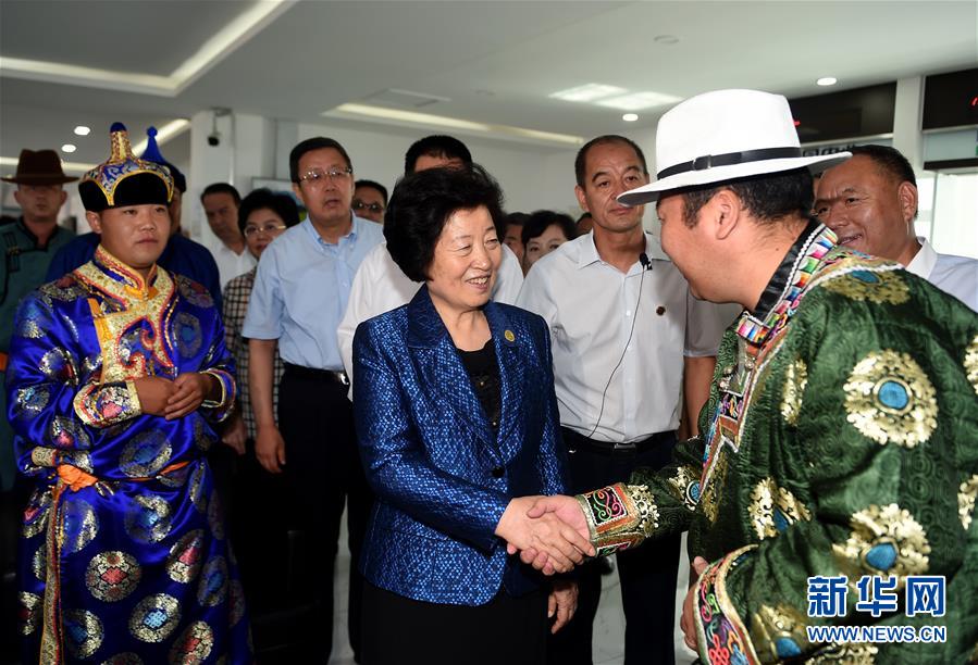 8月11日，帶著以習(xí)近平同志為核心的黨中央的親切關(guān)懷和全國(guó)各族人民的美好祝福，中共中央政治局委員、中央統(tǒng)戰(zhàn)部部長(zhǎng)、中央代表團(tuán)副團(tuán)長(zhǎng)孫春蘭率中央代表團(tuán)三分團(tuán)在錫林郭勒盟看望各族干部群眾，共同慶祝內(nèi)蒙古自治區(qū)成立70周年。這是孫春蘭在非公企業(yè)大莊園生態(tài)牛羊肉產(chǎn)業(yè)示范園同前來(lái)售羊的牧民親切交談。新華社記者 任軍川 攝