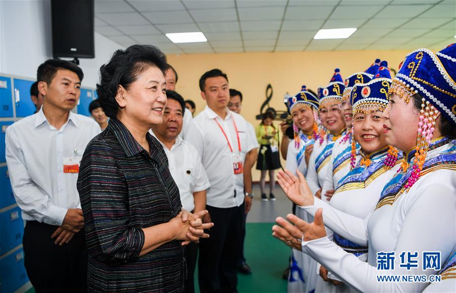 8月11日，中共中央政治局委員、國務(wù)院副總理、中央代表團(tuán)副團(tuán)長劉延?xùn)|率中央代表團(tuán)二分團(tuán)，看望慰問烏蘭察布各族干部群眾，轉(zhuǎn)達(dá)以習(xí)近平同志為核心的黨中央的親切關(guān)懷和全國人民的美好祝愿。這是劉延?xùn)|在考察察哈爾社區(qū)時與居民們親切交談。新華社記者 連振 攝