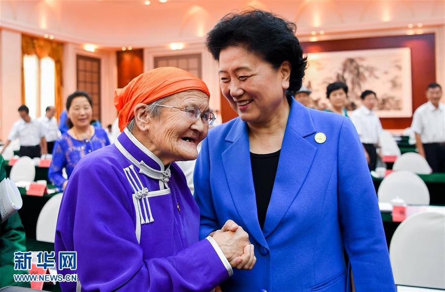 8月11日，中共中央政治局委員、國務(wù)院副總理、中央代表團(tuán)副團(tuán)長劉延?xùn)|率中央代表團(tuán)二分團(tuán)，看望慰問烏蘭察布各族干部群眾，轉(zhuǎn)達(dá)以習(xí)近平同志為核心的黨中央的親切關(guān)懷和全國人民的美好祝愿。這是劉延?xùn)|在出席烏蘭察布市慶祝內(nèi)蒙古自治區(qū)成立70周年座談會后，與“草原母親”都貴瑪親切交談。新華社記者 連振 攝