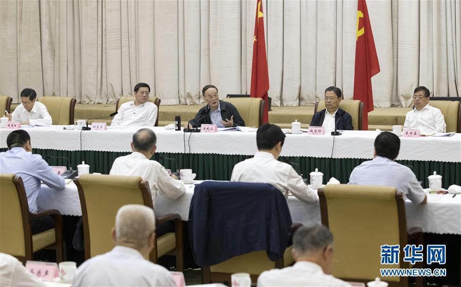 9月3日至5日，中共中央政治局常委、中央紀(jì)委書(shū)記、中央巡視工作領(lǐng)導(dǎo)小組組長(zhǎng)王岐山在湖南省調(diào)研并主持召開(kāi)巡察工作座談會(huì)。這是9月4日，王岐山在長(zhǎng)沙主持召開(kāi)巡察工作座談會(huì)。新華社記者 王曄 攝
