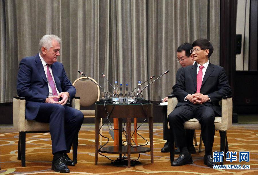 9月11日，在塞爾維亞首都貝爾格萊德，習(xí)近平主席特使、中共中央政治局委員、中央政法委書(shū)記孟建柱（右）會(huì)見(jiàn)塞爾維亞前總統(tǒng)尼科利奇（左）。新華社記者王慧娟攝
