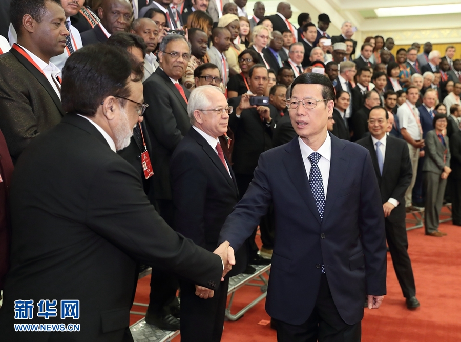 9月21日，中共中央政治局常委、國務(wù)院副總理張高麗在北京人民大會堂會見來華參加2017“一帶一路”媒體合作論壇的外方代表并回答大家關(guān)心的問題。新華社記者王曄攝 