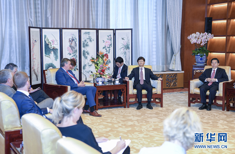 9月26日，中共中央政治局委員、中央政法委書記孟建柱在北京會(huì)見來(lái)華出席國(guó)際刑警組織第86屆全體大會(huì)的比利時(shí)副首相兼內(nèi)政大臣讓邦。國(guó)務(wù)委員、公安部部長(zhǎng)郭聲琨參加有關(guān)會(huì)見。新華社記者 張領(lǐng) 攝