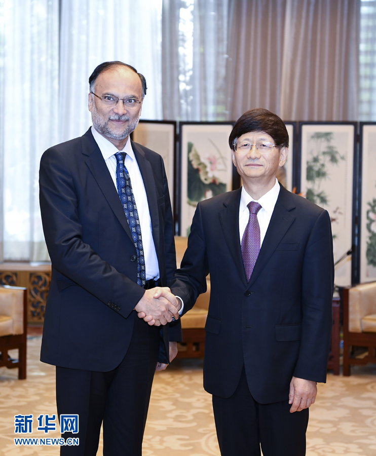 9月26日，中共中央政治局委員、中央政法委書記孟建柱在北京會(huì)見來(lái)華出席國(guó)際刑警組織第86屆全體大會(huì)的巴基斯坦內(nèi)政部長(zhǎng)伊克巴爾。新華社記者 張領(lǐng) 攝