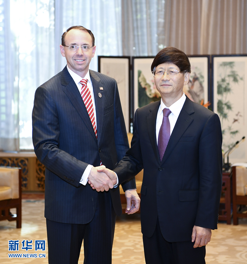 9月26日，中共中央政治局委員、中央政法委書記孟建柱在北京會(huì)見來(lái)華出席國(guó)際刑警組織第86屆全體大會(huì)的美國(guó)司法部常務(wù)副部長(zhǎng)羅森斯坦。新華社記者 張領(lǐng) 攝