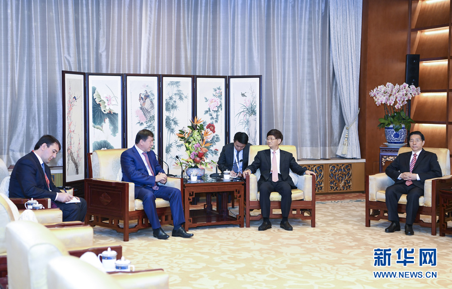 9月26日，中共中央政治局委員、中央政法委書記孟建柱在北京會(huì)見來(lái)華出席國(guó)際刑警組織第86屆全體大會(huì)的塔吉克斯坦內(nèi)務(wù)部長(zhǎng)拉希姆佐達(dá)。國(guó)務(wù)委員、公安部部長(zhǎng)郭聲琨參加有關(guān)會(huì)見。新華社記者 張領(lǐng) 攝