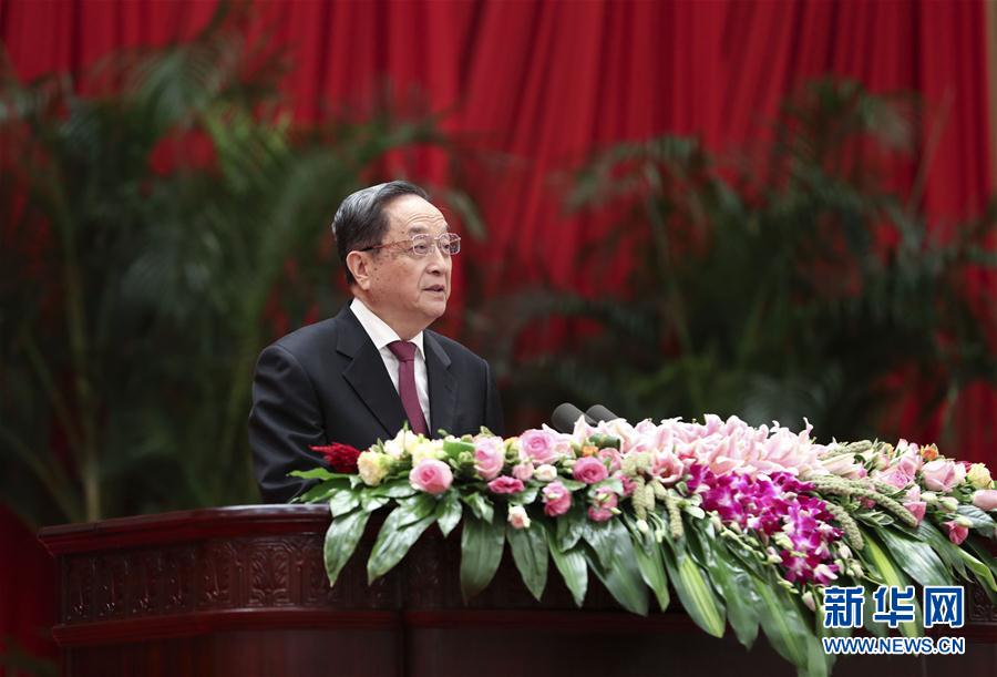 9月28日，全國政協(xié)辦公廳、中共中央統(tǒng)戰(zhàn)部、國務(wù)院僑辦、國務(wù)院港澳辦、國務(wù)院臺辦在北京人民大會堂聯(lián)合舉行國慶招待會。中共中央政治局常委、全國政協(xié)主席俞正聲與2800多名港澳臺僑各界代表歡聚一堂，慶祝中華人民共和國成立68周年。這是俞正聲在招待會上致辭。新華社記者 龐興雷 攝
