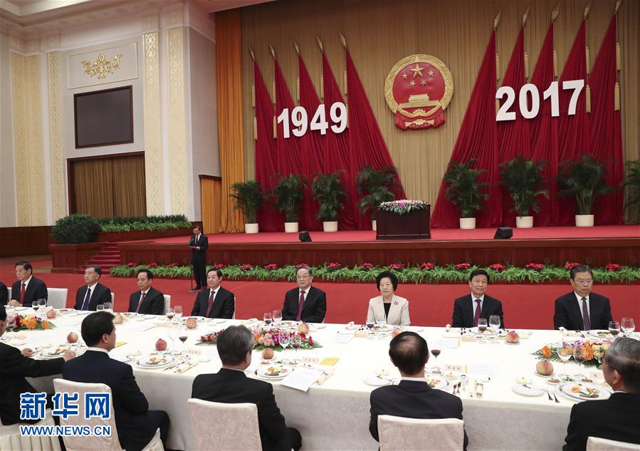 9月28日，全國政協(xié)辦公廳、中共中央統(tǒng)戰(zhàn)部、國務(wù)院僑辦、國務(wù)院港澳辦、國務(wù)院臺辦在北京人民大會堂聯(lián)合舉行國慶招待會。中共中央政治局常委、全國政協(xié)主席俞正聲與2800多名港澳臺僑各界代表歡聚一堂，慶祝中華人民共和國成立68周年。這是俞正聲在招待會上致辭。新華社記者 龐興雷 攝