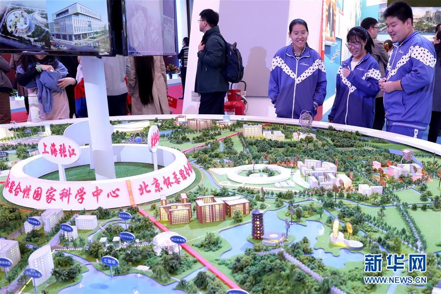 （十九大時光·圖文互動）（4）向著夢想，奮進！——來自“砥礪奮進的五年”大型成就展現(xiàn)場的報道 