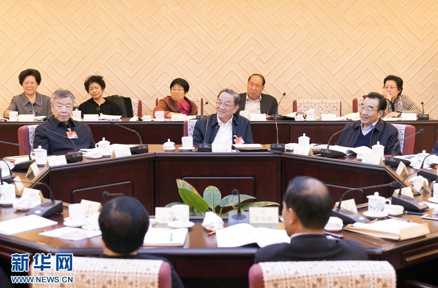 10月30日，政協(xié)第十二屆全國委員會常務(wù)委員會第二十三次會議舉行分組討論，與會人員圍繞深入學(xué)習(xí)貫徹中共十九大精神認(rèn)真討論，積極建言獻策。全國政協(xié)主席俞正聲參加討論。新華社記者 丁海濤 攝
