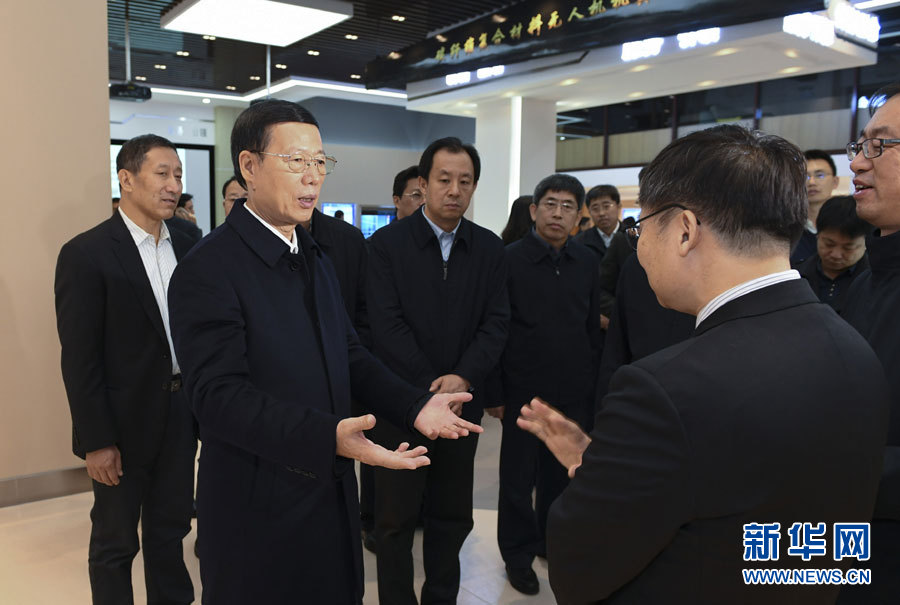 11月14日至15日，國務院副總理張高麗在黑龍江調(diào)研。這是11月14日，張高麗到黑龍江工業(yè)技術研究院成果展示中心，了解產(chǎn)學研結合推動創(chuàng)新發(fā)展情況。 新華社記者 高潔 攝