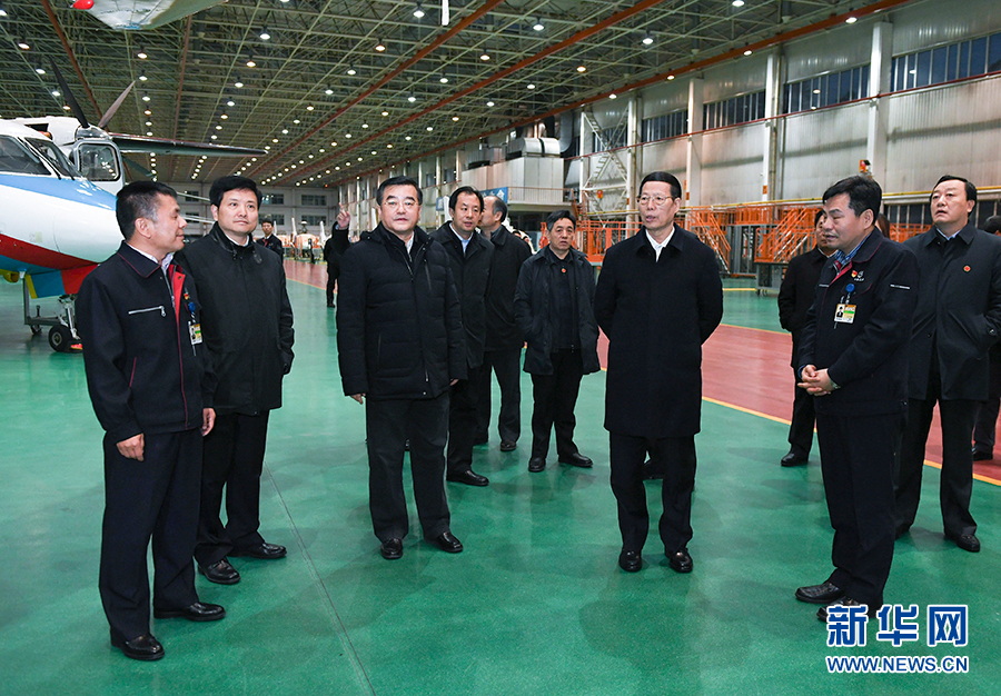 11月14日至15日，國務院副總理張高麗在黑龍江調(diào)研。這是11月14日，張高麗到哈爾濱飛機工業(yè)集團有限責任公司了解國有老企業(yè)轉(zhuǎn)型升級情況。 新華社記者 高潔 攝