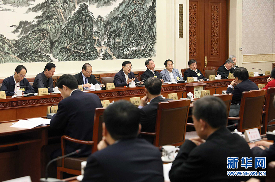 12月23日，十二屆全國(guó)人大常委會(huì)第三十一次會(huì)議舉行分組會(huì)議，審議監(jiān)察法草案二次審議稿等。張德江委員長(zhǎng)參加審議。 新華社記者劉衛(wèi)兵攝