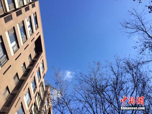 2017年12月7日，北京空氣質(zhì)量較好，圖為北京豐臺(tái)區(qū)某小區(qū)拍到的藍(lán)天。<a target='_blank'  >中新網(wǎng)</a> 邱宇 攝