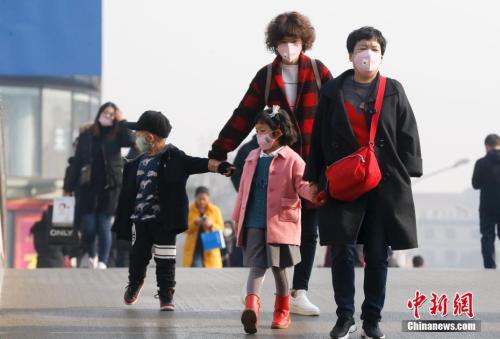 2016年12月19日，北京被霧霾籠罩，民眾戴防霧霾口罩出行。 <a target='_blank' >中新社</a>記者 杜洋 攝
