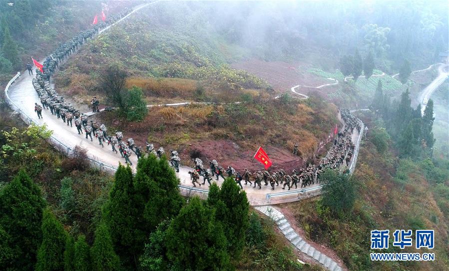 （新華全媒頭條·圖文互動）（13）備戰(zhàn)踏上新起點，練兵展現(xiàn)新氣象——2018中國軍隊新年開訓全景大掃描