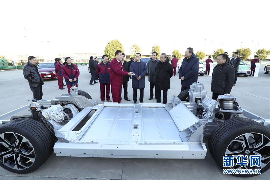 1月9日至10日，國務(wù)院副總理張高麗在安徽調(diào)研推動長江經(jīng)濟(jì)帶發(fā)展工作。這是1月9日，張高麗在江淮汽車股份有限公司了解企業(yè)生產(chǎn)經(jīng)營和參與國際產(chǎn)能合作情況。新華社記者 龐興雷 攝