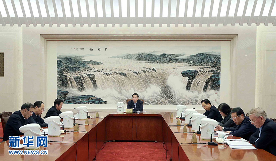 1月16日，中共十二屆全國人大常委會黨組在北京召開會議，認真學習領會習近平總書記在十九屆中央紀委二次全會上的重要講話和全會精神，研究部署貫徹落實工作。全國人大常委會委員長、常委會黨組書記張德江主持會議并講話。新華社記者 劉衛(wèi)兵 攝