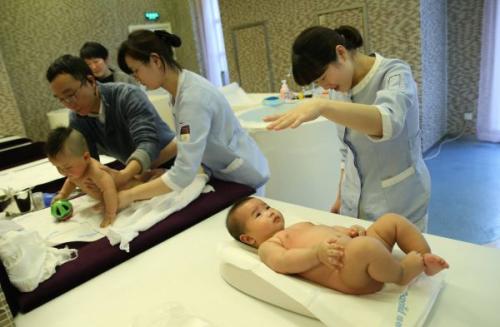 資料圖片：1月30日，母嬰家庭保健師在上海一家月子會(huì)所內(nèi)護(hù)理嬰兒。新華社記者 裴鑫 攝