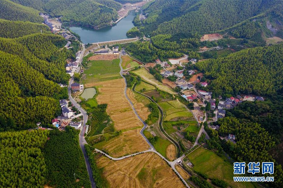 (圖文互動·新華全媒頭條)(6)讓農(nóng)民致富奔小康的道路越走越寬廣——黨的十八大以來以習近平同志為核心的黨中央關心農(nóng)村公路發(fā)展紀實