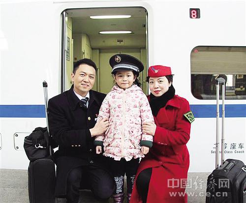 陳剛（左）、肖三英以及女兒陳昱彤的合照。經(jīng)濟(jì)日?qǐng)?bào)-中國(guó)經(jīng)濟(jì)網(wǎng)記者 王軼辰攝