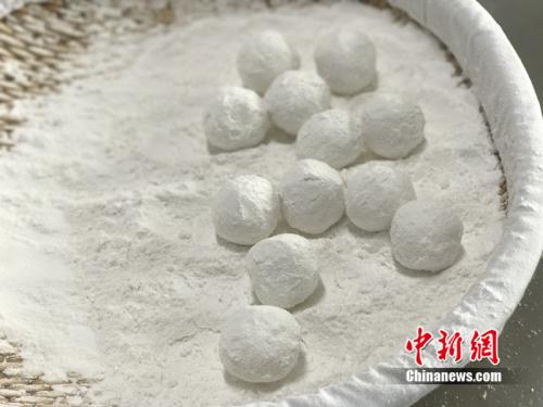 制作元宵時，首先要將餡料做好，沾上水，再投進盛滿糯米粉的笸籮內(nèi)搖。<a target='_blank'  ><p  align=