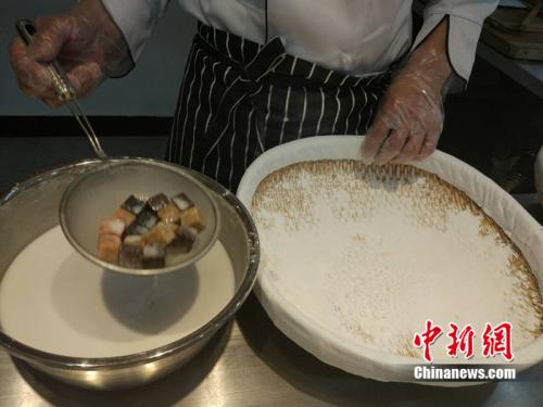 制作元宵時，首先要將餡料做好，沾上水，再投進盛滿糯米粉的笸籮內(nèi)搖。<a target='_blank'  ><p  align=