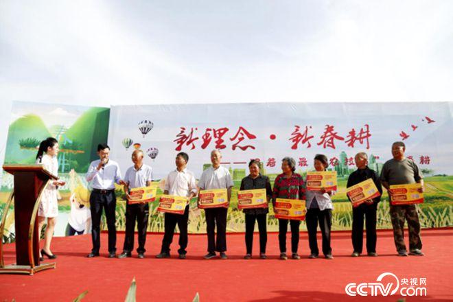 愛心企業(yè)與貧困農(nóng)戶結(jié)對(duì)子、送肥料