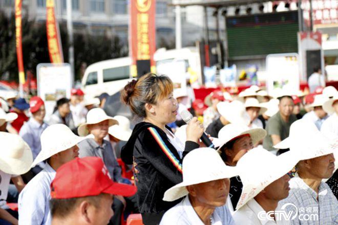 活動(dòng)現(xiàn)場(chǎng)，農(nóng)民搶答問題