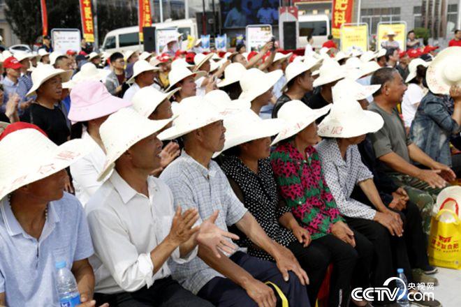 活動(dòng)現(xiàn)場(chǎng)，農(nóng)戶們聽講很認(rèn)真
