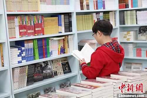 5月9日，一女子在哈爾濱市某書店選購圖書。從5月1日至5月4日，全國32家紙廠宣布漲價，各紙種漲價幅度為每噸100元至300元不等。對此，出版行業(yè)業(yè)內(nèi)人士表示“因為紙張價格上漲，直接造成了出版成本的明顯增加，出版行業(yè)只能被迫對圖書定價進行調(diào)整。”
<a target='_blank' >中新社</a>記者 于琨 攝